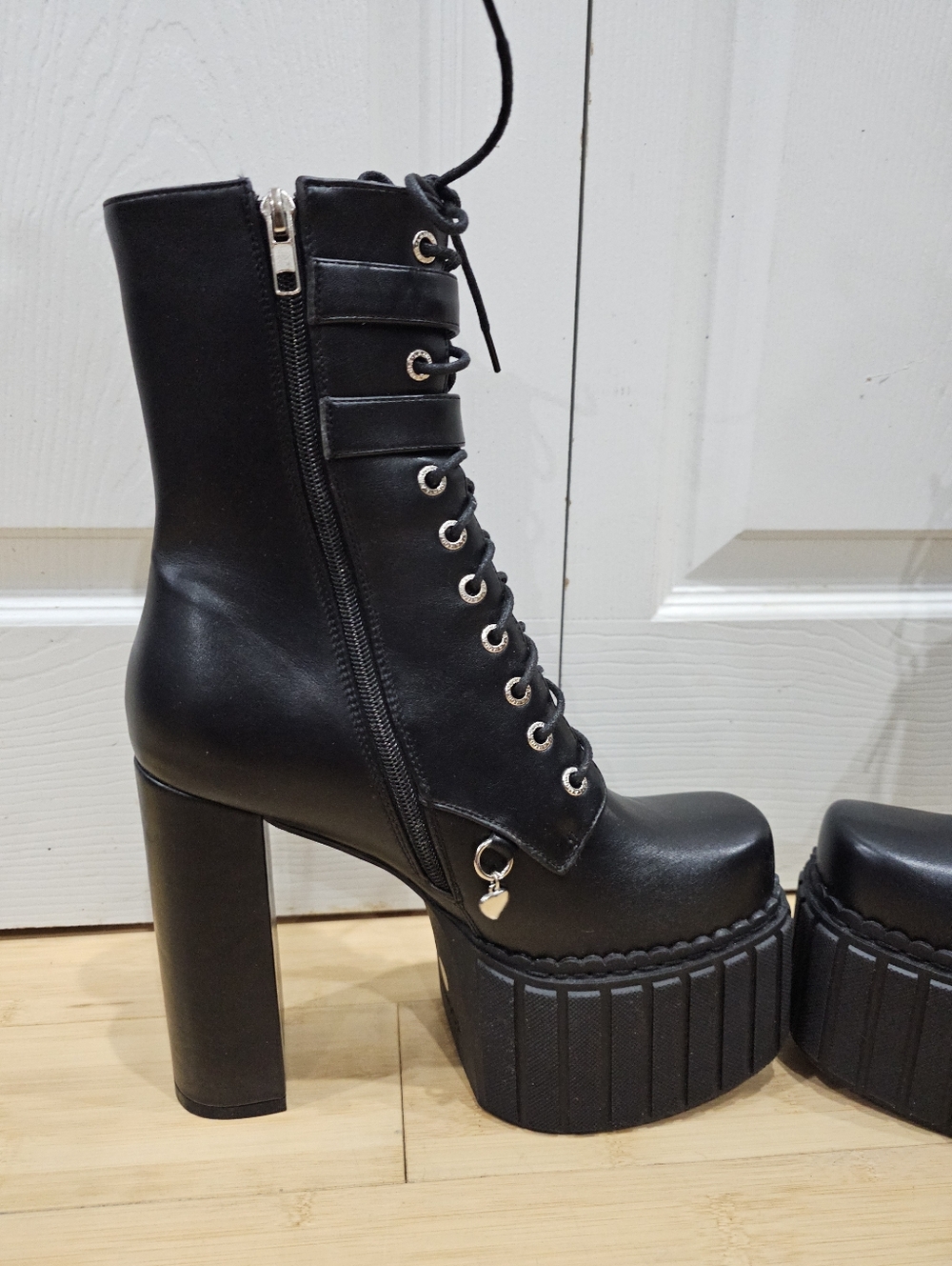 Dolls Kill Lamoda Black Queen’s Speech Platform Heart Lace Up Buckle Boots 9 - Picture 10 of 15